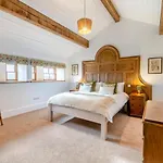 4 Bed In Oc-h30773 Cowling