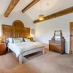 4 Bed In Oc-h30773 Cowling