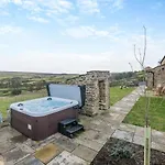 4 Bed In Oc-h30773 Cowling