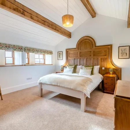 4 Bed In Oc-h30773 Cowling